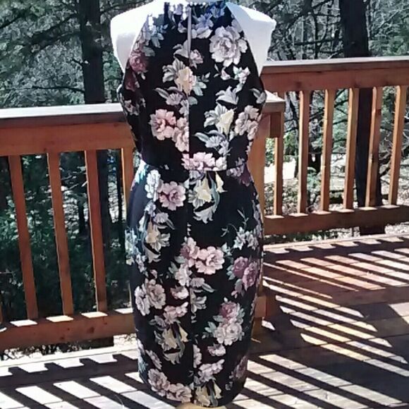 En Focus Dark Floral Dress - Picture 4 of 8